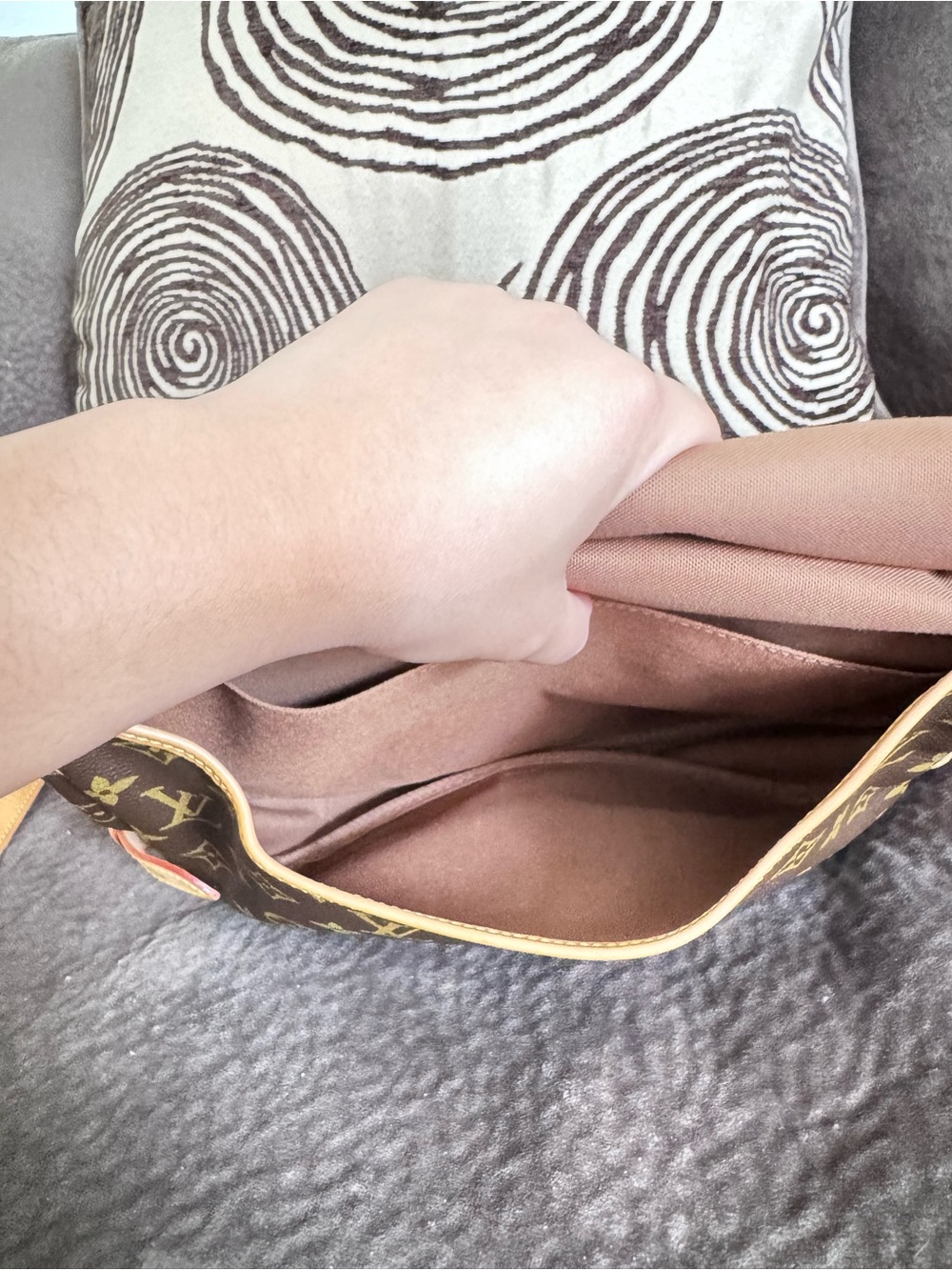 Authentic Louis Vuitton Saumur 30 Crossbody - Picture 11 of 16